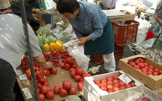 活気あふれる「朝市」